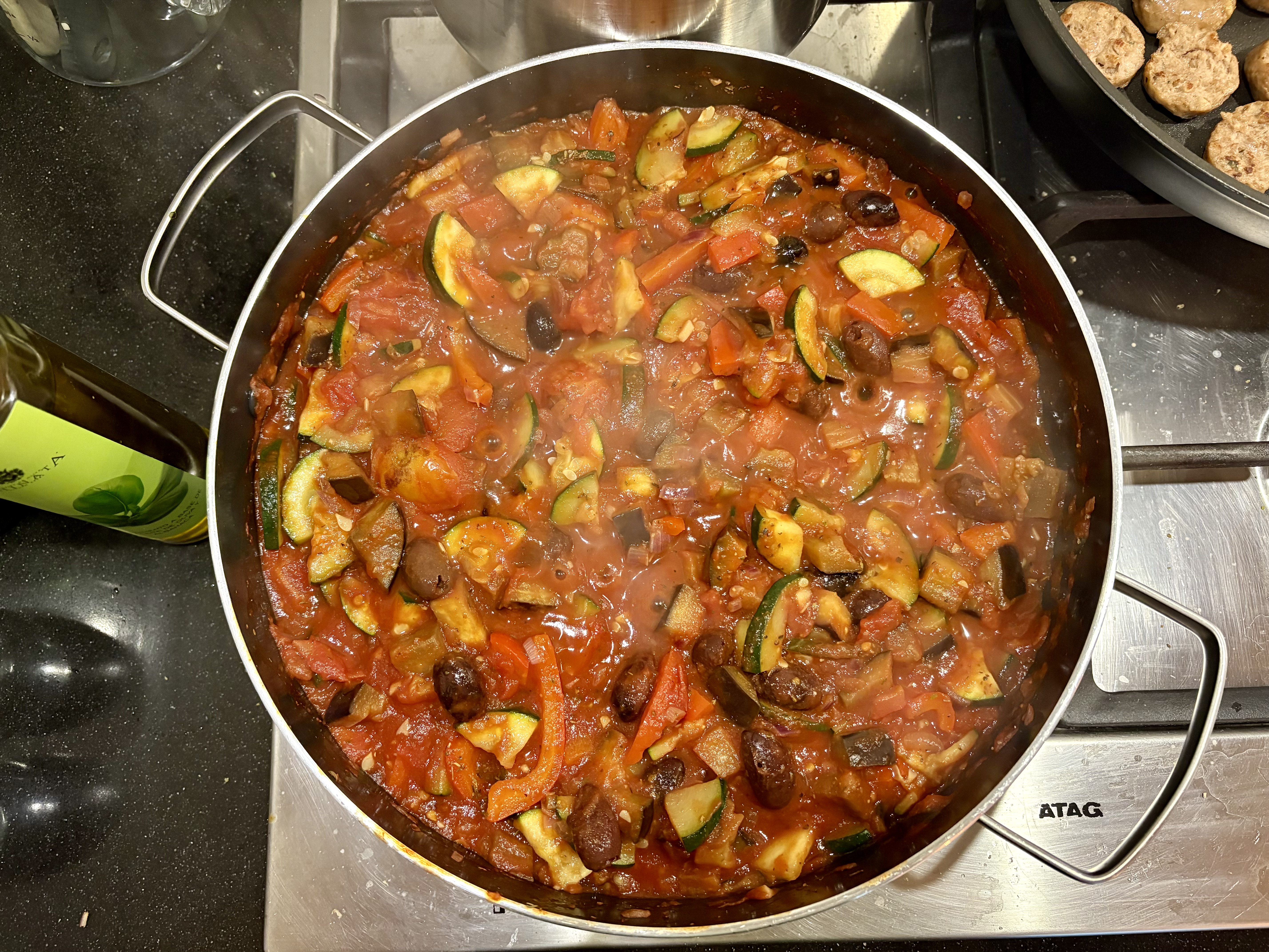 rode pastasaus in de pan