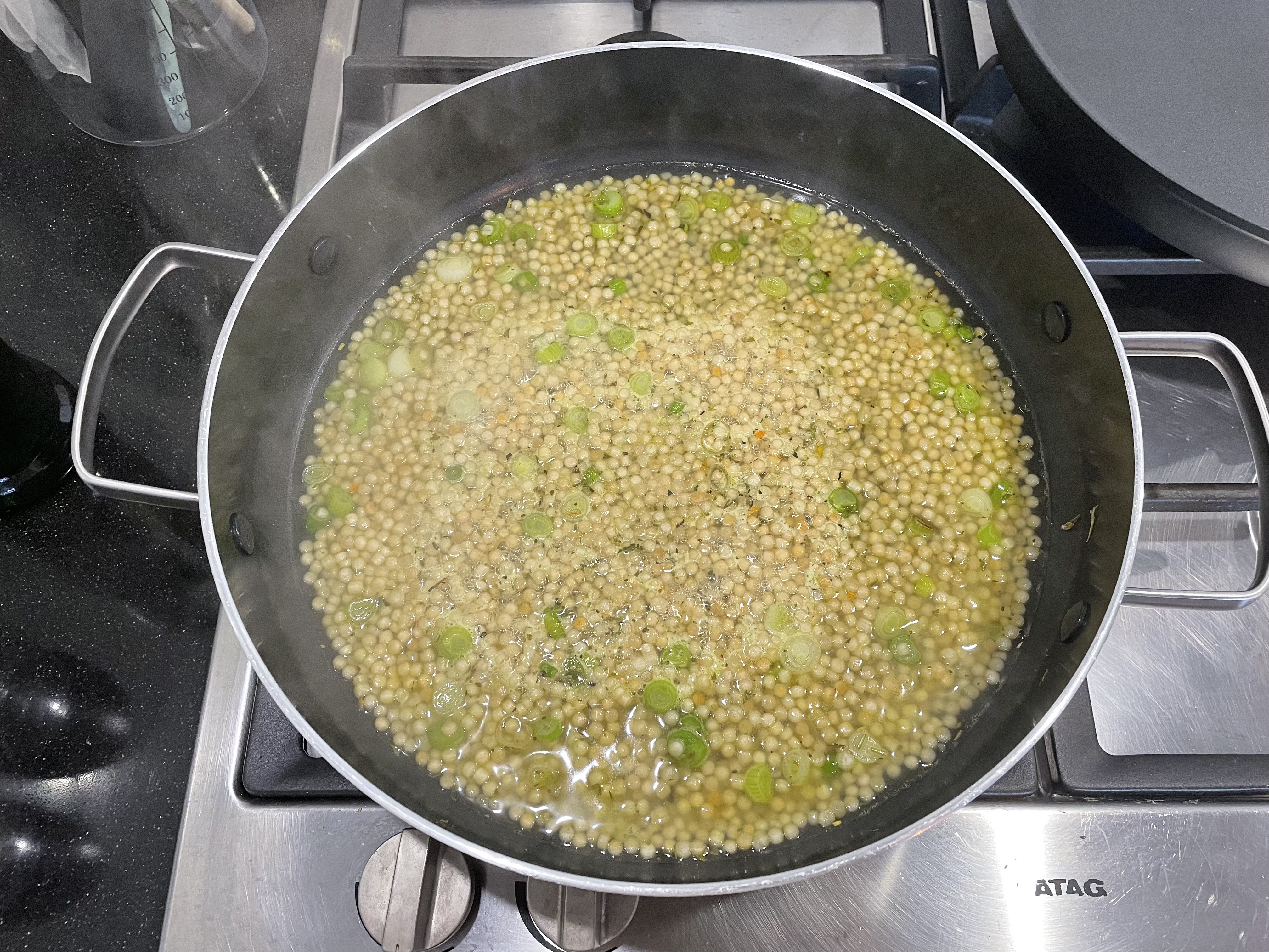 parelcouscous in pan